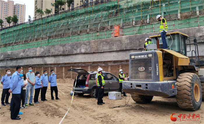 蘭州市城關生態(tài)環(huán)境分局開展非道路移動機械污染專項行動（圖）