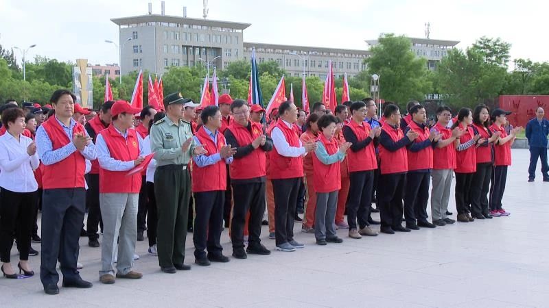 金昌市舉行“包街”“包幫”星級志愿服務(wù)組織贈旗活動