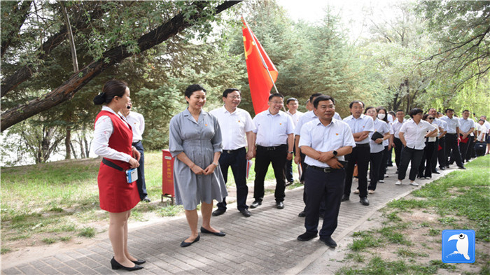 7月1日，嘉峪關(guān)市紀(jì)委監(jiān)委機(jī)關(guān)黨委在迎賓湖絲路廉潔文化主題公園舉行慶祝黨建99周年迎“七一”主題黨日活動(dòng)。_副本.jpg