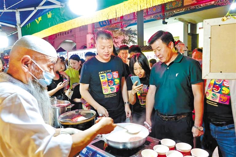 鄭州餐飲同行“打卡”金城夜市：“月光下的蘭州美食，唇齒留香”