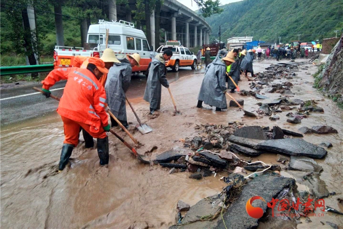 甘肅定西強降雨 三條公路水毀嚴(yán)重 