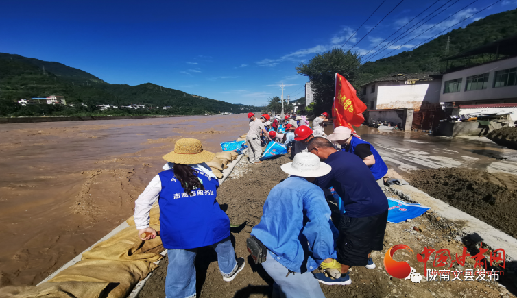 文縣碧口：男女老少齊上陣 加固河堤戰(zhàn)汛期