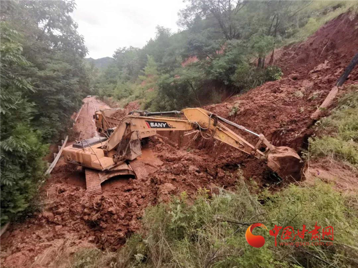 【關(guān)注隴南訊情】公路部門緊急搶修國(guó)道345線武都甘泉鎮(zhèn)雙溝村附近山體滑坡道路