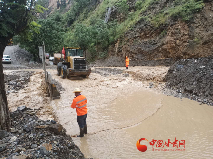 隴南文縣又遭強降雨襲擊 通過災區(qū)主干道已被打通