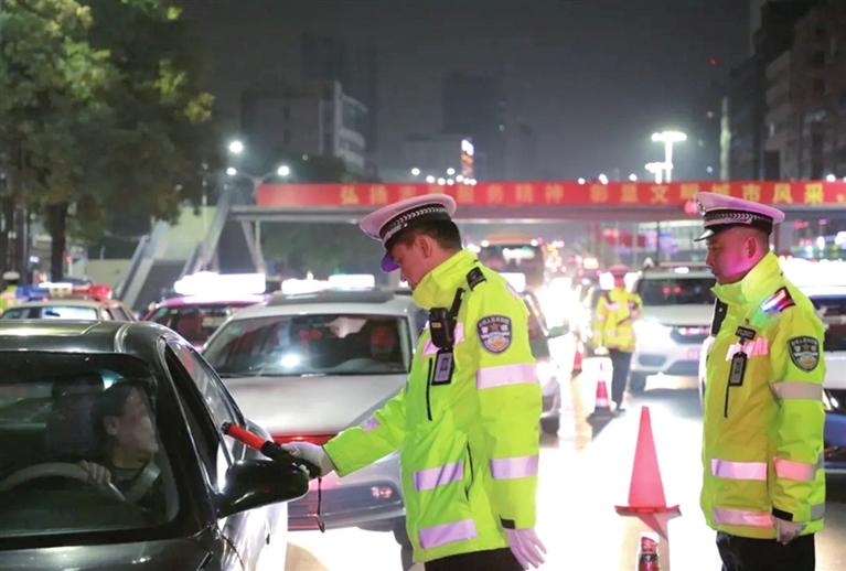 “百日會戰(zhàn)”蘭州交警在行動嚴查酒駕等違法行為