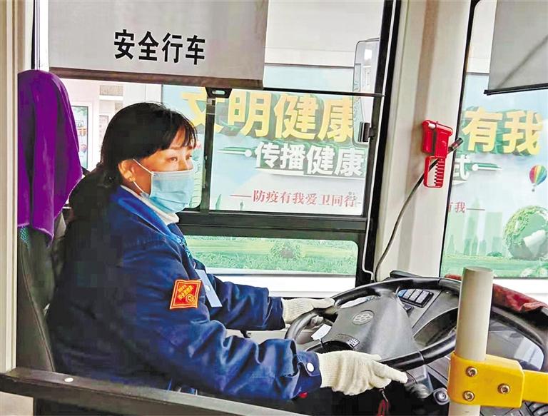 蘭州：小女孩上學(xué)坐錯車 公交司機幫她找家人