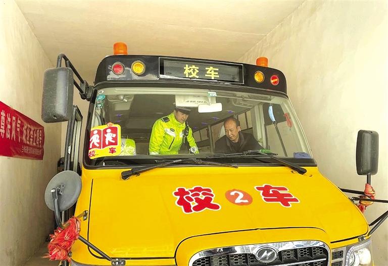 蘭州時刻繃緊安全這根弦 校車解封“體檢”迎開學