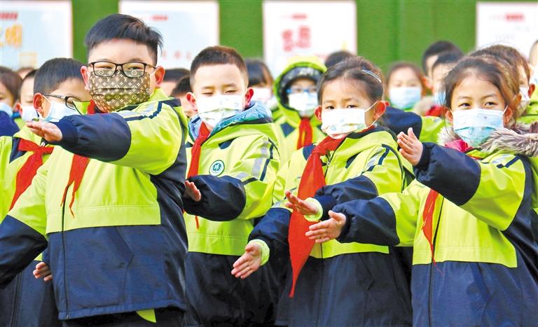 蘭州市中小學(xué)生迎來新學(xué)期開學(xué)第一天 豐富多彩“第一課” 　　