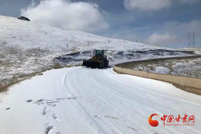 嘉峪關(guān)：“鋼鐵天路”除雪保暢工作忙