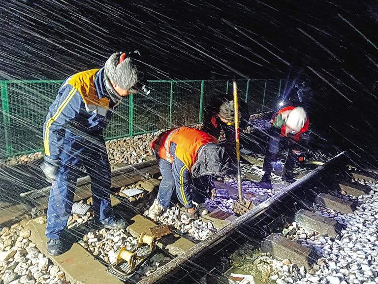 河西迎雨雪蘭州鐵路局積極應(yīng)對保障出行