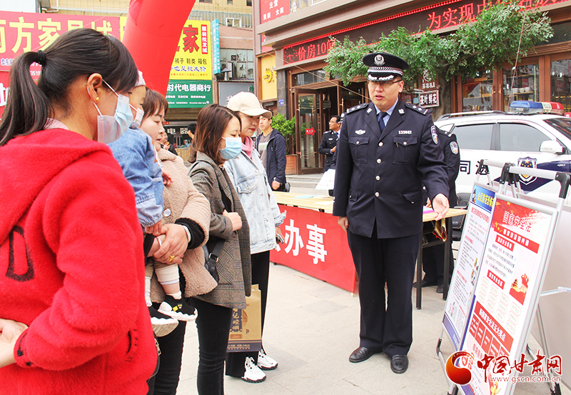 平?jīng)鍪徐`臺(tái)縣公安局開(kāi)展全民國(guó)家安全教育日普法宣傳活動(dòng)