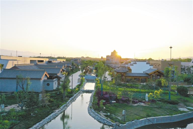 去嘉峪關·關城里景區(qū) 遠眺雄關漫道 靜享斑斕古意