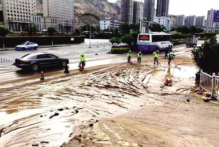 蘭州：水管爆裂淤泥污染路面 城關(guān)環(huán)衛(wèi)“人機”合力治污