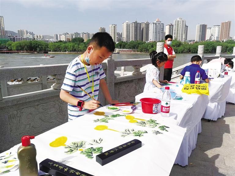 翰墨繪百年 快樂(lè)度“六一” 少年兒童現(xiàn)場(chǎng)書(shū)畫(huà)創(chuàng)作活動(dòng)舉辦