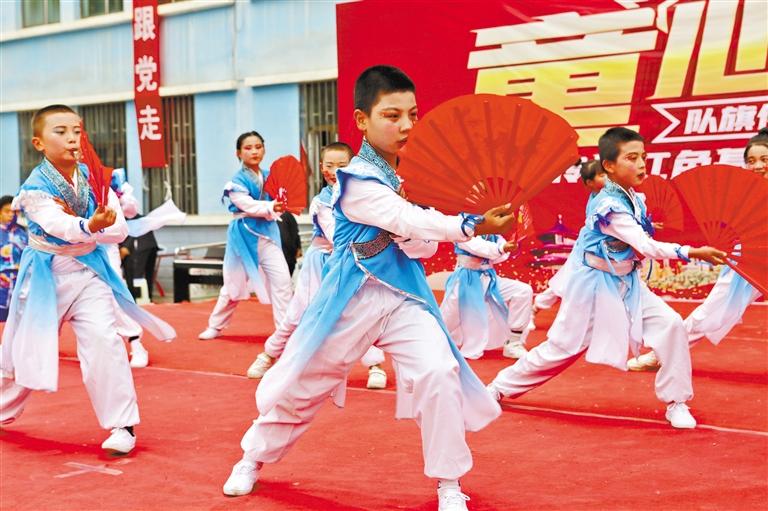 甘肅省婦聯給孩子們送去節(jié)日禮物