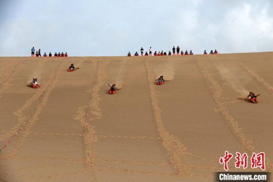 6月13日，敦煌鳴沙山月牙泉景區(qū)舉辦滑沙比賽?！垥粤?攝