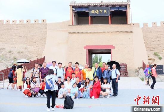 歷經(jīng)數(shù)十載保護(hù)修繕的古老關(guān)城得以延年益壽，成為了海內(nèi)外游客“絲路游”的必經(jīng)打卡地?！「哒?攝