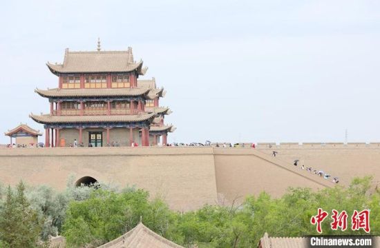 歷經(jīng)數(shù)十載保護修繕的古老關(guān)城得以延年益壽，成為了海內(nèi)外游客“絲路游”的必經(jīng)打卡地。　高展 攝