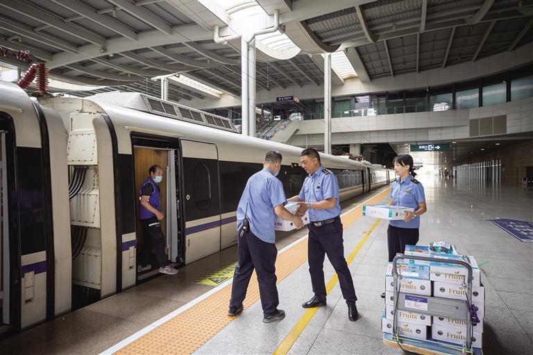 蘭州白鳳桃坐上高鐵“奔”向全國各地