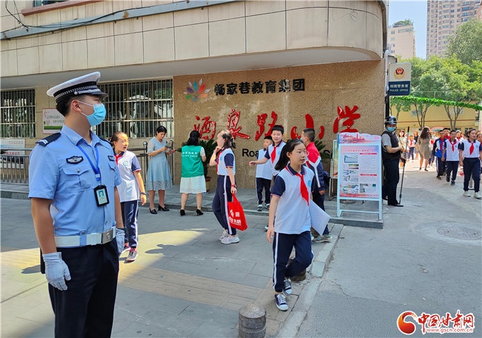 “神獸”返校 蘭州交警招式盡出 花樣“護”學