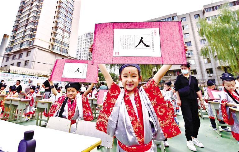 蘭州：人生第一課 一年級(jí)新生“開(kāi)筆”啟蒙