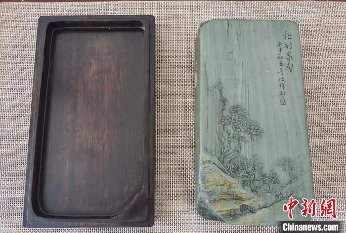 圖為盧保勝為提升洮硯文化內(nèi)涵，制作“一硯一銘、一盒一拓”成品展示。　張婧 攝