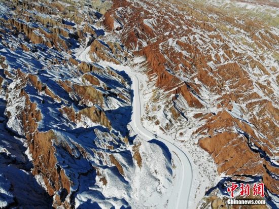 甘肅張掖七彩丹霞恢復開放 現(xiàn)“雪浴丹霞”景觀