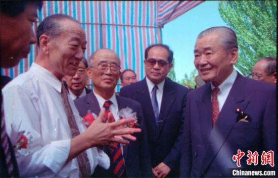 1994年8月，時(shí)任日本首相竹下登(右一)與時(shí)任敦煌研究院院長段文杰在莫高窟親切交談。中新社發(fā) 婁婕 供圖