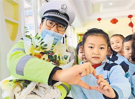 蘭州：交警走進幼兒園 帶著萌娃學交規(guī)