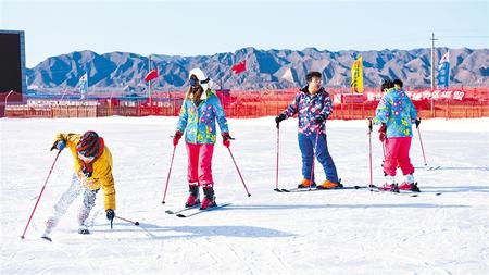 游客在白銀國家雪上項目訓(xùn)練基地體驗冰雪樂趣