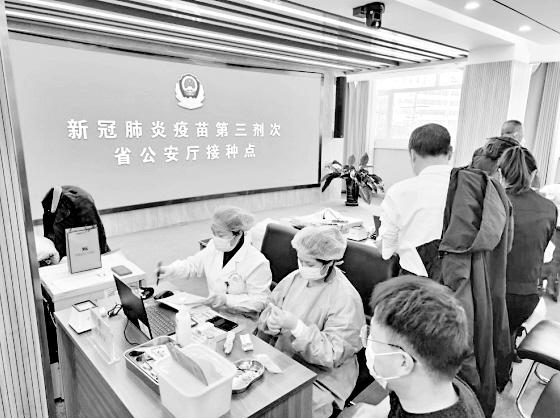 拱焦中心與鐵東中心為甘肅省公安廳警務(wù)人員入場(chǎng)接種第三針新冠疫苗