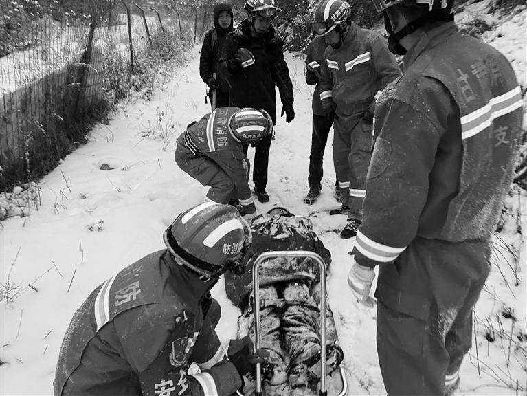 蘭州：女子徒步受傷被困深山 消防隊員6小時雪地救援