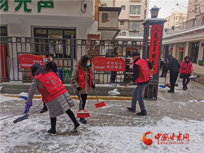 【新春走基層】節(jié)后上班第一天 蘭州社區(qū)干部小街巷里掃雪除冰忙