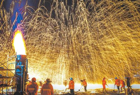 臨夏州永靖縣組織非物質(zhì)文化遺產(chǎn)——永靖王氏打鐵花活動(dòng)