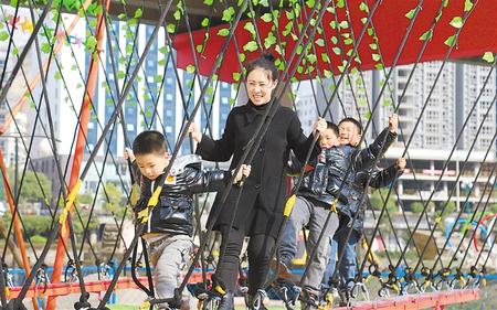 隴南市武都區(qū)眾多家長帶著孩子在游樂園內樂享周末假日時光