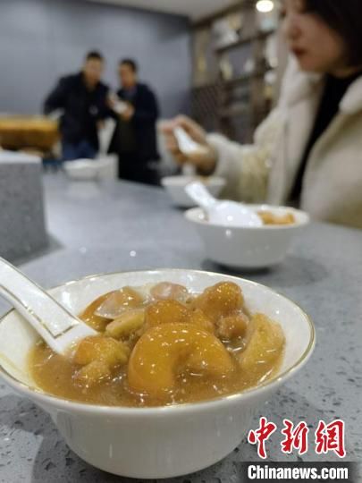 圖為酒泉美食“糊鍋”?！∫蟠河?攝