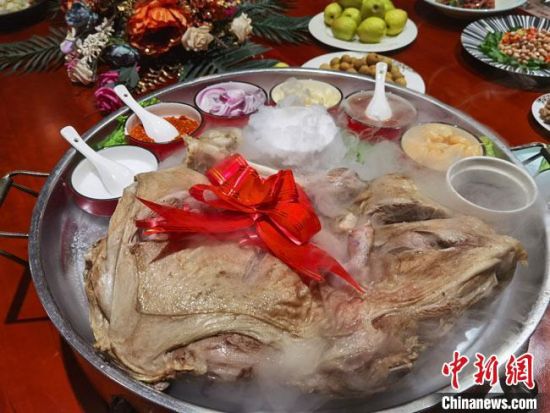 圖為酒泉美食“漢蒸全羊”?！●T志軍 攝