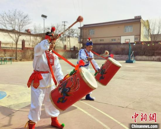 圖為劉玉均(右一)身穿青花服與隊員一起練習(xí)動作。　張婧 攝