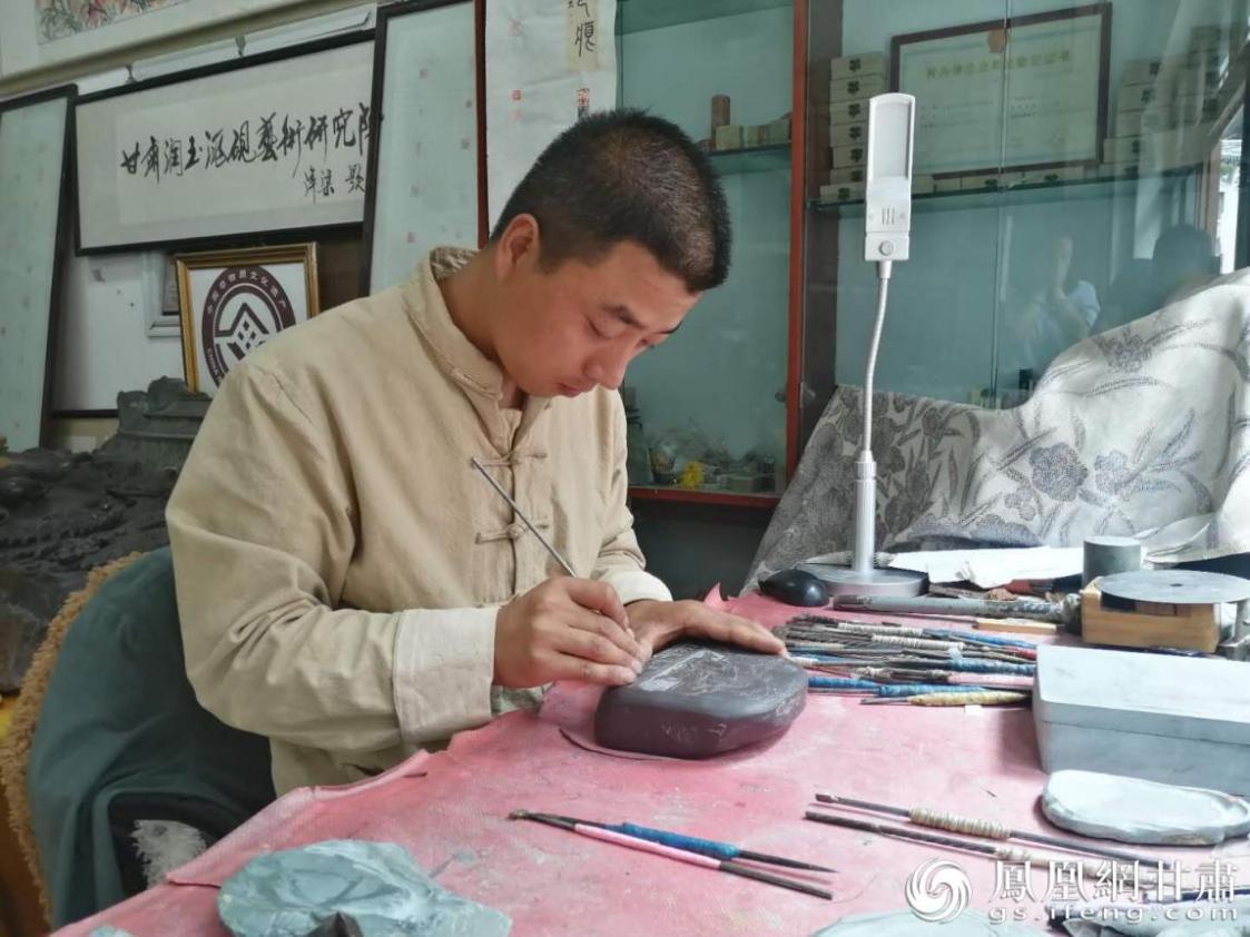 洮硯制作技藝第六代傳人、國家藝術基金資助青年藝術家、正高級洮硯雕刻藝術師李江平十年如一日專注于洮硯制作 圖源自網絡