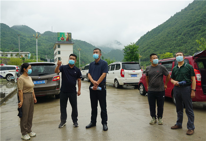 7月13日，隴南市徽縣紀(jì)檢監(jiān)察干部到嘉陵火車站督查疫情防控工作。張麗娟 攝.JPG