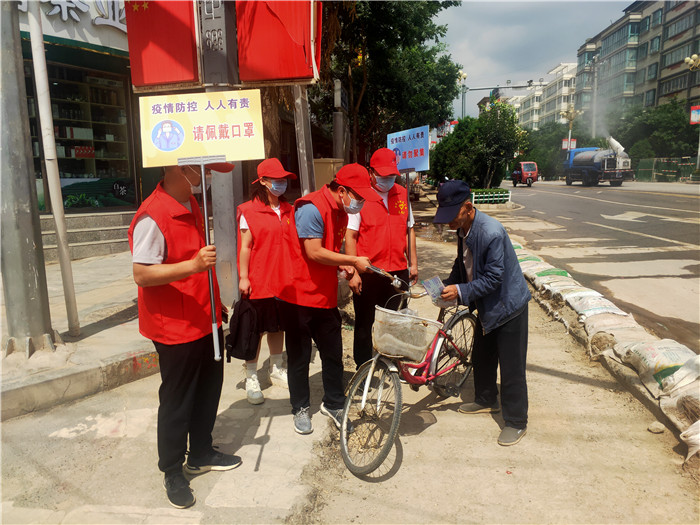 7月21日，定西市通渭縣紀(jì)委監(jiān)委機(jī)關(guān)志愿者在城區(qū)開展“不聚集、戴口罩”志愿活動(dòng)。.jpg