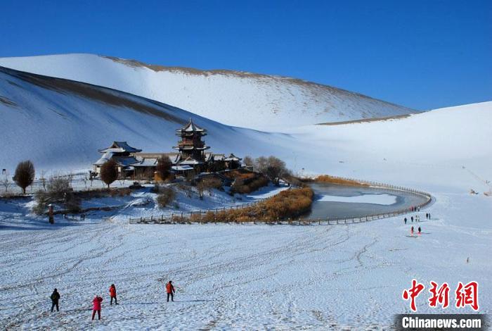 敦煌市鳴沙山月牙泉雪景如畫。(資料圖) 張曉亮 　攝
