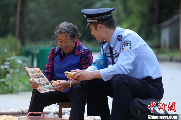 圖為民警背警務小包給民眾宣講政策。(資料圖) 甘肅省公安廳供圖