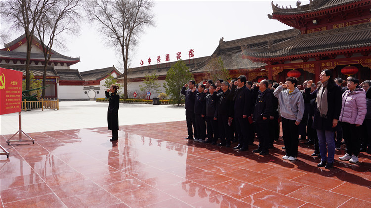 4月6日，為傳承弘揚(yáng)革命英烈精神，教育引導(dǎo)紀(jì)檢監(jiān)察干部筑牢信仰之基、補(bǔ)足精神之鈣、把穩(wěn)思想之舵，永葆忠誠(chéng)干凈擔(dān)當(dāng)?shù)恼伪旧?。市紀(jì)委監(jiān)委組織紀(jì)檢監(jiān)察干部赴靜寧縣界石鋪紅軍長(zhǎng)征紀(jì)念館和莊浪縣梯田紀(jì)念館開展廉政教育和革命傳統(tǒng)教育。.jpg