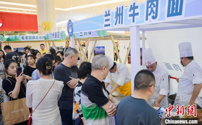 5月11日，“醉美玉如意·感恩幫扶情”甘肅(天津)文創(chuàng)非遺市集和特色美食展示活動在天津舉行。(天津市文旅局供圖)