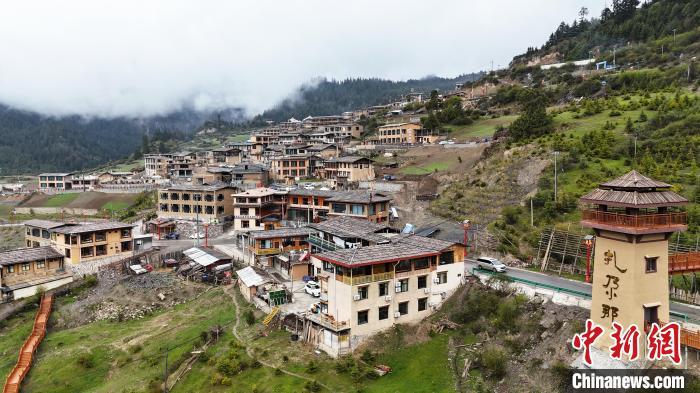 5月11日，雨后的甘肅扎尕那景區(qū)云霧繚繞，群山環(huán)抱，藏式村落掩映其中，構(gòu)成獨(dú)特的人文和自然景觀。九美旦增 攝