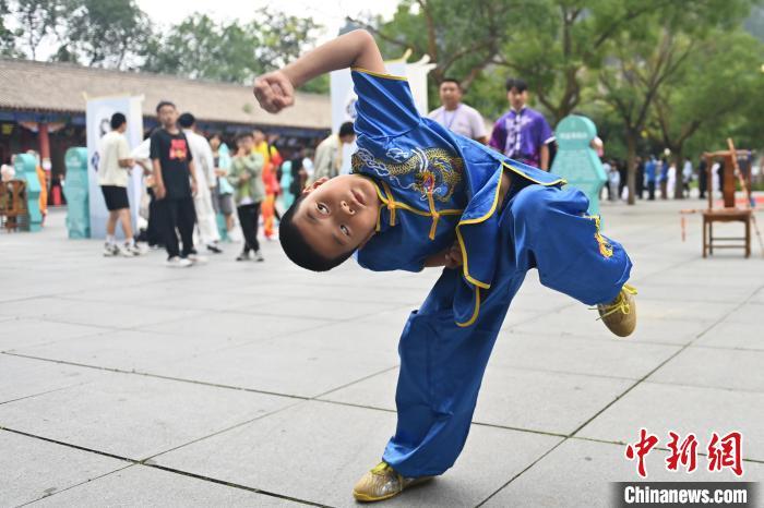 7月14日，甘肅省平?jīng)鍪嗅轻忌骄皡^(qū)內(nèi)，小朋友展示查拳。7月13日至14日，“2024年北京體育大學(xué)第十五屆國際武術(shù)比賽交流大會(huì)暨首屆崆峒山國際武術(shù)大會(huì)”舉行，大會(huì)也在崆峒山景區(qū)進(jìn)行問道崆峒、武術(shù)高級(jí)研修班、崆峒拜師等系列活動(dòng)。中新社記者 李亞龍 攝</p>
<p>