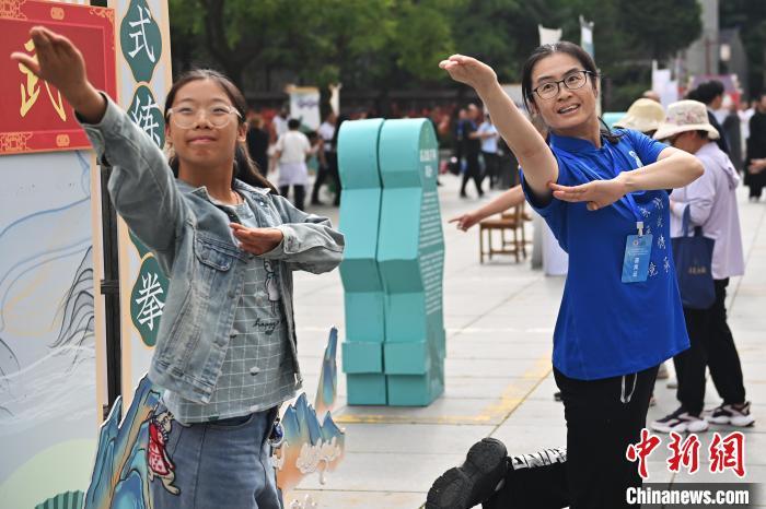 7月14日，甘肅省平?jīng)鍪嗅轻忌骄皡^(qū)內(nèi)，霍氏練手拳傳承人、霍元甲玄孫女霍靜虹(右)教授武術(shù)愛好者霍氏練手拳。7月13日至14日，“2024年北京體育大學(xué)第十五屆國際武術(shù)比賽交流大會(huì)暨首屆崆峒山國際武術(shù)大會(huì)”舉行，大會(huì)也在崆峒山景區(qū)進(jìn)行問道崆峒、武術(shù)高級(jí)研修班、崆峒拜師等系列活動(dòng)。中新社記者 李亞龍 攝</p>
<p>