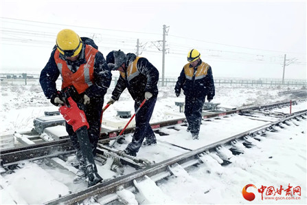 隴拍客|蘭州鐵路局：迎戰(zhàn)風(fēng)雪保暢通