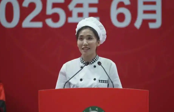 食堂阿姨演講爆火，最是真情動人心